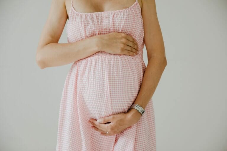 mulher de vestido grávida com síndrome do útero hiper-ativo