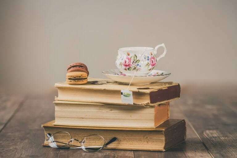 livros sobre mulheres cansadas com xícara de chá em cima