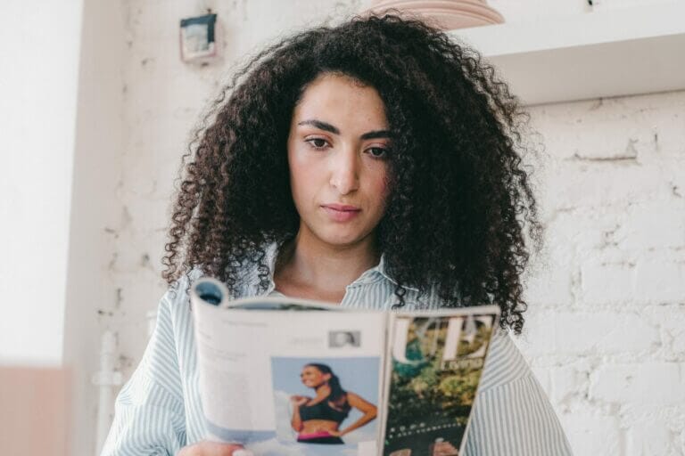 mulher com hiperfoco lendo uma revista
