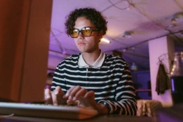 menino de óculos com hiperfoco mexendo no computador