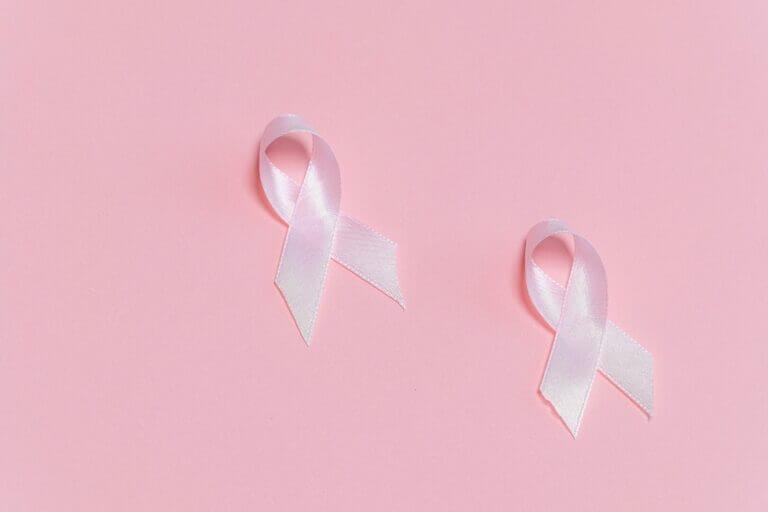 laços rosas simbolizando como lidar com o câncer de mama