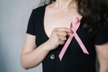 fita rosa do outubro rosa simbolizando como lidar com o câncer de mama