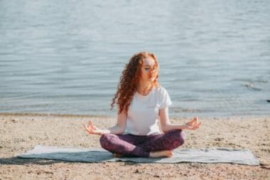 mulher fazendo meditação como um dos complementos aos remédios de TDAH