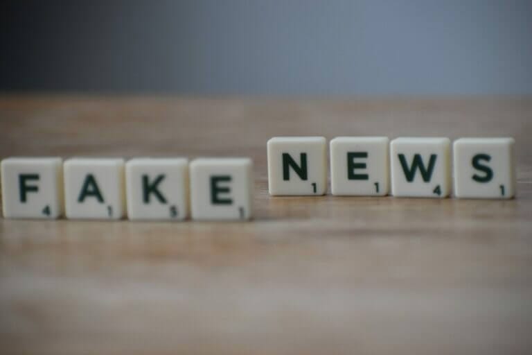 letras formando as palavras fake news para simbolizar os mitos sobre psicologia