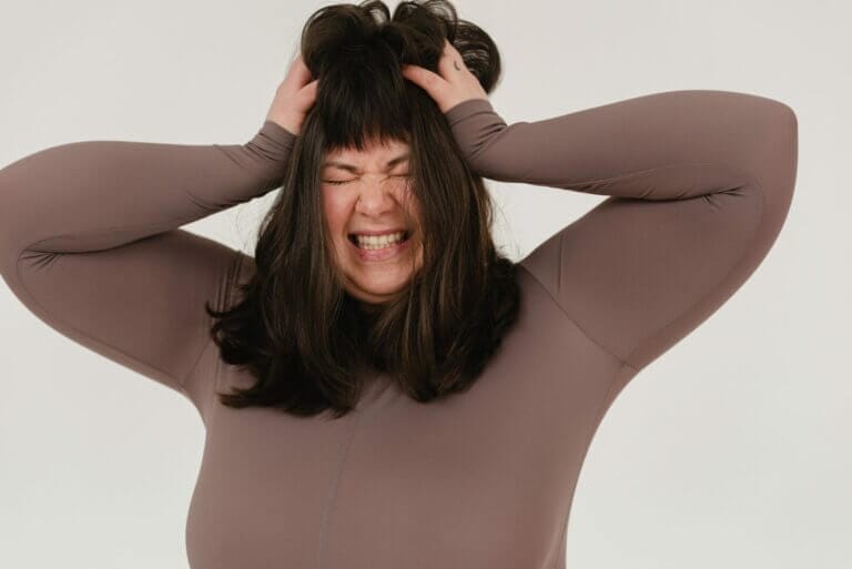 mulher com raiva segurando o cabelo por causa da disfunção executiva