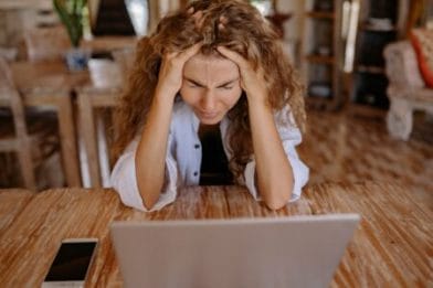 mulher com disforia sensível à rejeição sentada na frente do computador se sentindo mal
