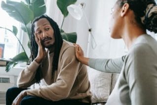 psicóloga empata consolando homem triste