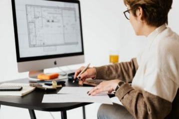 mulher fazendo projeto no computador concentrada por causa do mindfulness no trabalho
