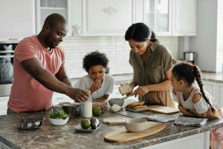 pais e filhos cozinhando juntos como forma de negociar com uma criança
