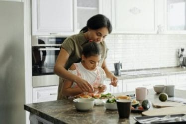 mãe cozinhando com a filha 