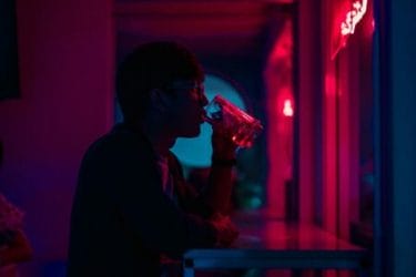 adolescente bebendo álcool em festa noturna