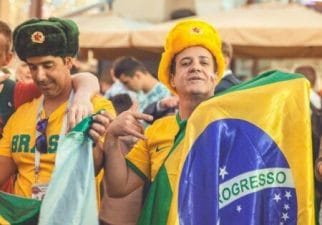 torcedores brasileiros torcendo como exemplo do que acontece no corpo durante um jogo de futebol 