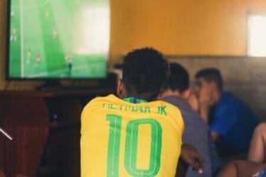 homem com blusa do neymar assistindo jogo da copa do mundo