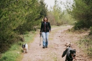 mulher passeando com os cachorros mostrando a relação entre pets e saúde mental