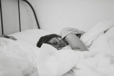 mulher consegue dormir após privação do sono