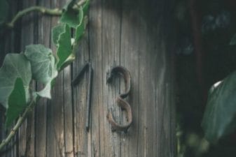 evitar o número treze é um tipo de comportamento supersticioso 