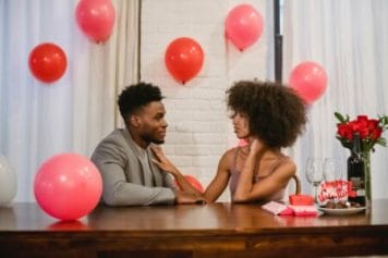 casal num encontro amoroso para melhorar a intimidade no relacionamento
