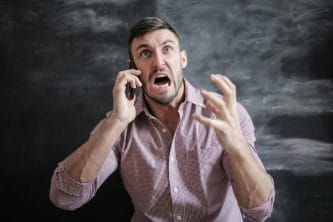 homem falando no celular com raiva mostrando a importância do estudo sobre transtorno explosivo intermitente