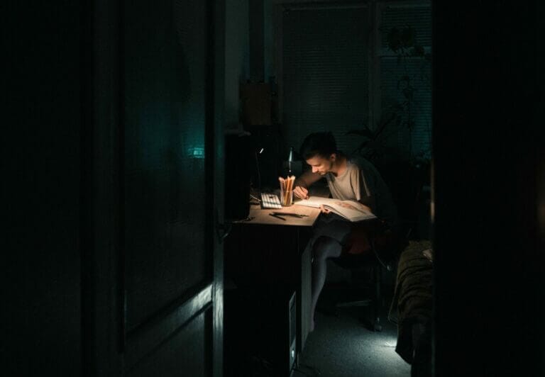 homem estudando com foco a noite