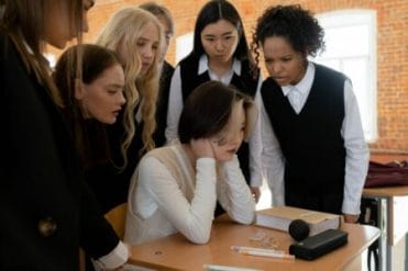 menina sofrendo bullying por outras garotas na escola