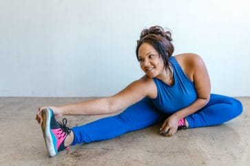 mulher fazendo exercícios físicos para evitar sedentarismo