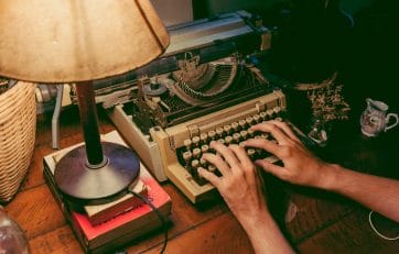 mulher digitando na máquina de escrever