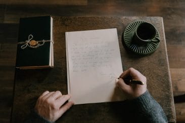 mulher escrevendo no papel como forma de expressar sentimentos