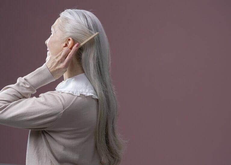 mulher com cabelos brancos sem medo de envelhecer