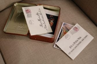 cartas e fotos em uma caixa