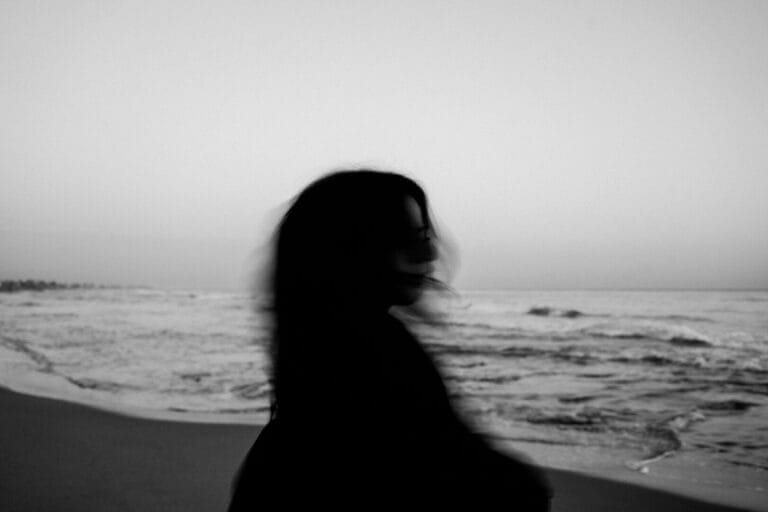 mulher na praia em preto e branco