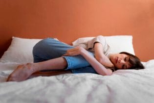 mulher sentindo sintomas do transtorno disfórico pré menstrual