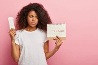 Mulher tenta entender a diferença entre tpm e o transtorno disfórico pré-menstrual